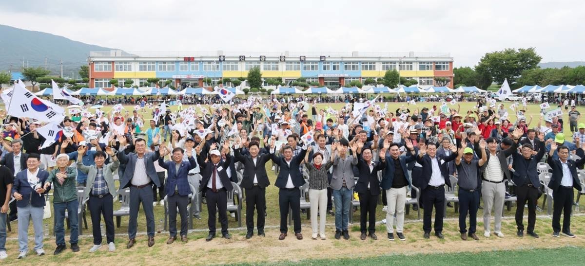제73회 신광면민 광복친선축구대회 및 민속경기대회 개회식을 축하해 기념촬영을 하고 있다./이하 포항시
