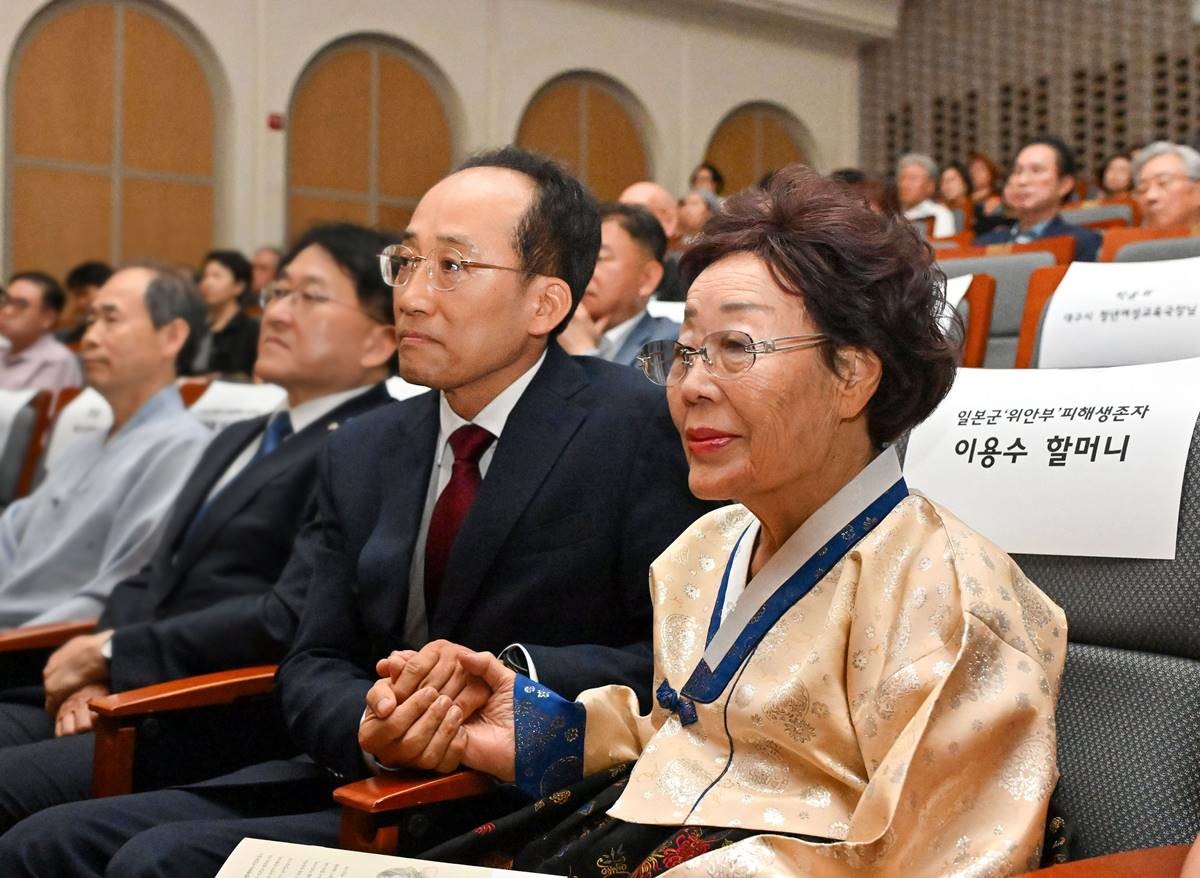 추경호 대구시장이 지난 14일 일본군 위안부 생존 피해자인 이영수 할머니의 손을 잡고 위안부 피해자 기림의 날 행사에 참석하고 있다. / 대구시