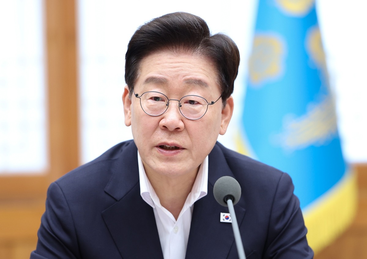 이재명 대통령 자료 사진. 이재명 대통령은 더불어민주당 새 당 대표 선출을 앞둔 17일 '그동안 민주당답게 치열하게 토론하고 경쟁했지만 오늘부터 새 지도부를 중심으로 다시 하나로 똘똘 뭉쳐야 한다'라고 강조했다. 이 대통령은 이날 대전컨벤션센터에서 열린 더불어민주당 전당대회에 보낸 영상 축사에서 '우리 민주당은 하나일 때 가장 강했다'라며 이렇게 당부했다. / 뉴스1