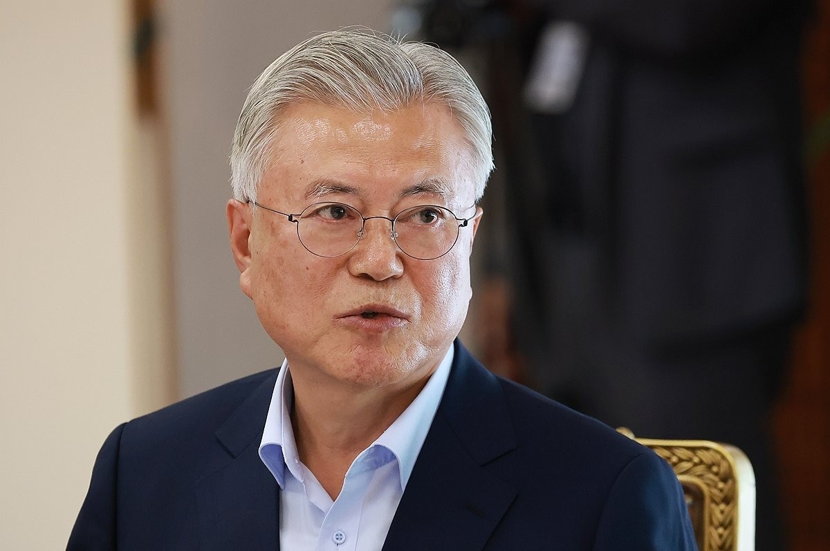 문재인 전 대통령 자료 사진. 문재인 전 대통령은 더불어민주당 전당대회에 차기 지도부 선출을 위한 경선 중 나타난 갈등 양상에 대해 '이번 당원 대회를 바라보며 우려가 큰 것이 사실'이라고 말했다. 문 전 대통령은 17일 대전컨벤션센터에서 열린 전당대회에 보낸 영상 축사를 통해 '이대로 가면 큰일'이라며 이렇게 밝혔다. / 뉴스1
