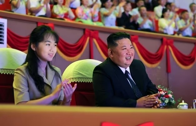 북한 노동당 기관지 노동신문은 17일 김정은 노동당 총비서가 광복 81주년을 기념해 열린 국립교예단 종합교예공연을 관람했다고 보도했다. 사진은 공연을 관람하고 있는 김 총비서와 딸 김주애의 모습. / 노동신문, 뉴스1