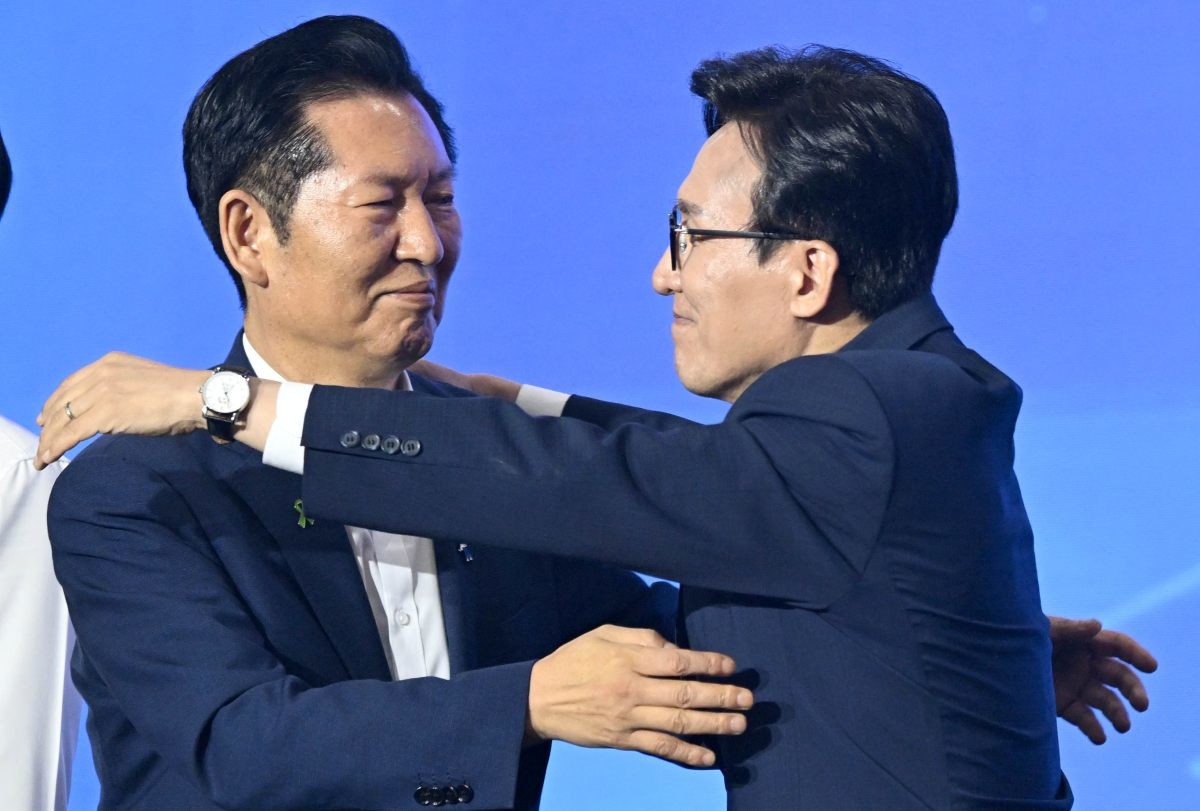 김민석 더불어민주당 신임 당대표와 정청래 전 대표가 포옹하는 모습. / 뉴스1-공동취재