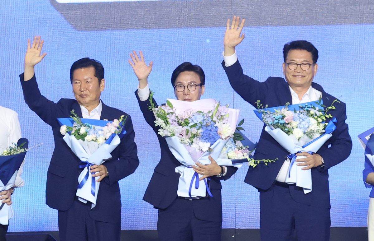 김민석 더불어민주당 신임 대표와 정청래, 송영길 후보가 기념 촬영을 하는 모습. / 뉴스1-공동취재