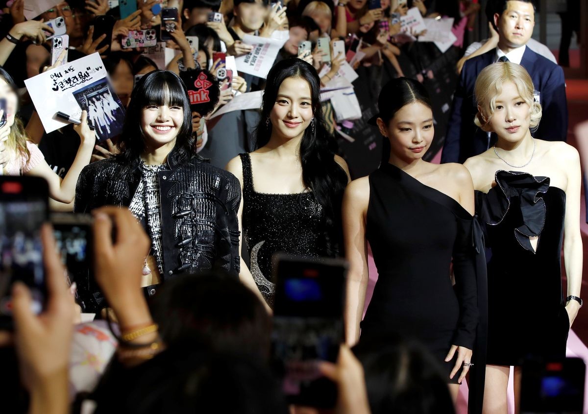 그룹 블랙핑크의 맴버 리사(왼쪽부터)와 지수, 제니, 로제가 2024년 서울 영등포구 타임스퀘어 영등포점에서 진행된 ‘본 핑크 인 시네마스(BORN PINK IN CINEMAS)’ 핑크 카펫에서 포즈를 취하고 있는 모습. / 뉴스1