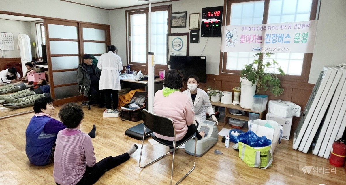 진도군은 의료서비스 이용에 불편을 겪는 주민들을 대상으로 마을 현장을 찾아 기초 건강검사부터 만성질환 상담, 건강생활 교육까지 한 번에 제공하는 원스톱 건강관리 서비스를 운영하고 있다. / 진도군