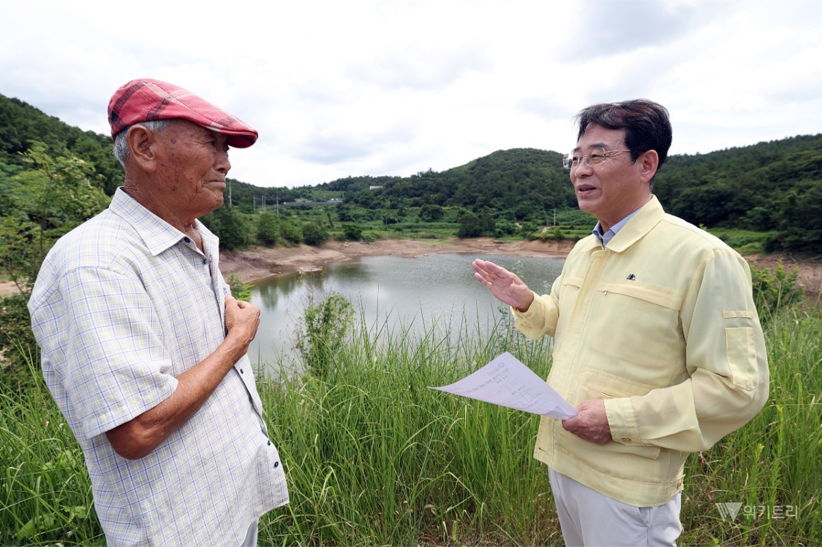 강진원 강진군수는 지난 13일 대구면 구곡저수지를 직접 찾아 저수율과 용수 공급 상황을 살피고 농업용수 부족에 대비한 현장 대응책을 점검했다. / 강진군