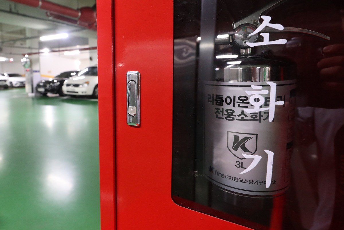 기사 이해를 돕기 위한 자료 사진. 서울의 사람이 많은 곳에서 소방시설을 고장 난 채 방치하거나 비상구 등을 막아둔 행위를 신고하면 지급하는 포상금 연간 한도가 200만 원에서 300만 원으로 상향된다. 서울시는 이런 내용의 '서울특별시 소방시설 및 피난·방화시설 등에 대한 위반행위 신고포상제 운영 조례' 개정안을 다음 달 9일까지 입법예고한다고 지난 18일 밝혔다. 해당 개정안은 소방시설 관련 위반행위 신고 대상을 확대하고 포상금 지급 기준과 상한액을 올린 것이 핵심 내용이다. / 뉴스1