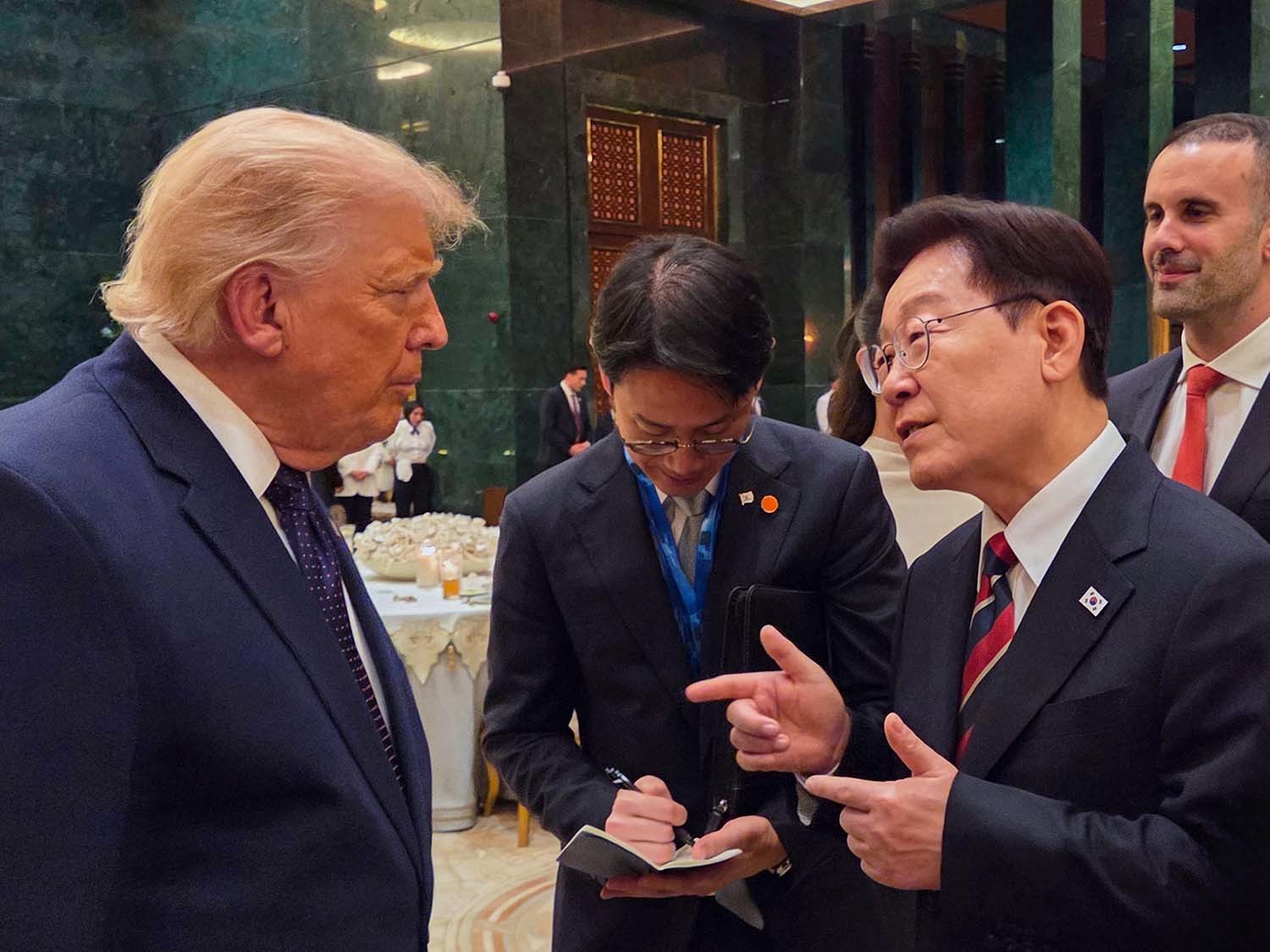 북대서양조약기구(NATO·나토) 정상회의에 참석 중인 이재명 대통령이 7월 7일(현지시간) 튀르키예 앙카라 대통령궁에서 열린 튀르키예 대통령 내외 주최 공식 환영만찬에서 도널드 트럼프 미국 대통령과 대화하고 있다. / 뉴스1 (공동취재)