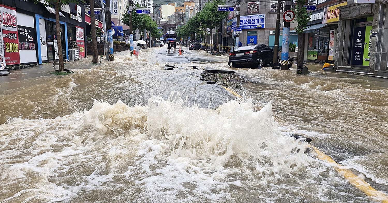 17일 경남 거제시 옥포동의 한 도로가 극한 호우로 침수돼 아수라장을 방불케하고 있다. / 뉴스1
