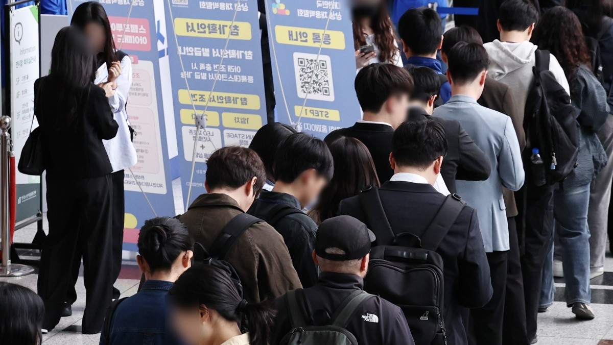 '2026 대한민국 상생 채용박람회'에서 취업준비생들이 행사장 입장을 위해 길게 줄을 서고 있다. / 뉴스1