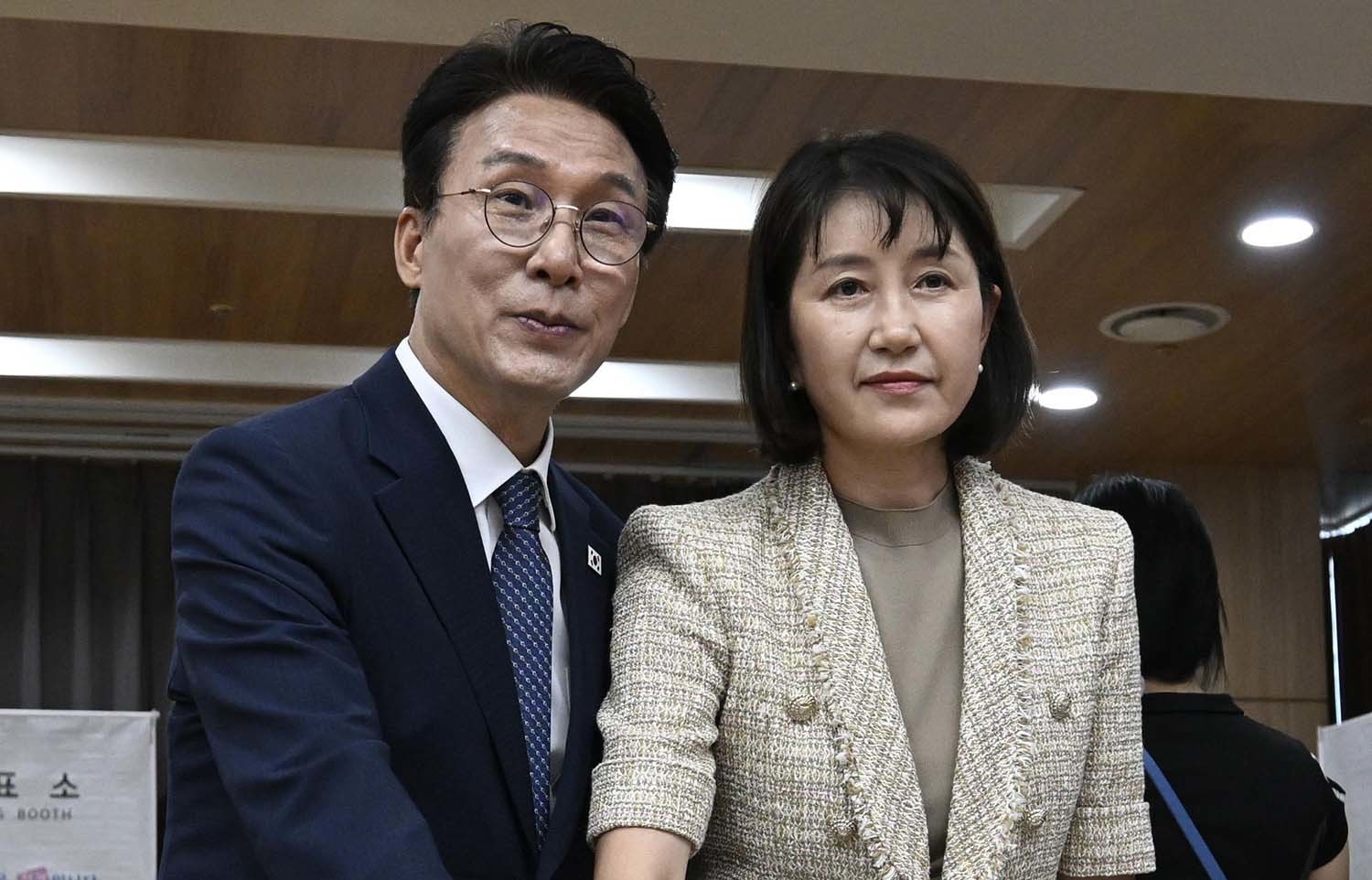 김민석 더불어민주당 대표가 국무총리였을 때인 5월 29일 서울 영등포구 여의동주민센터에 마련된 사전투표소에서 부인 이태린 여사와 함께 제9회 전국동시지방선거 사전투표를 하고 있다. / 뉴스1 (공동취재)
