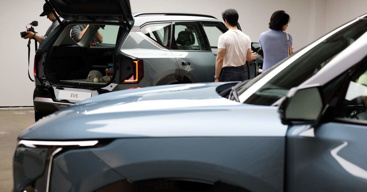 기아가 작년 9월 2일 서울 강남구 프로젝트 스페이스 라인에서 열린 'EV5 미디어 테크 데이'에서 자사 EV 브랜드의 첫 준중형 SUV 차량인 'EV5'를 선보이고 있다. / 뉴스1