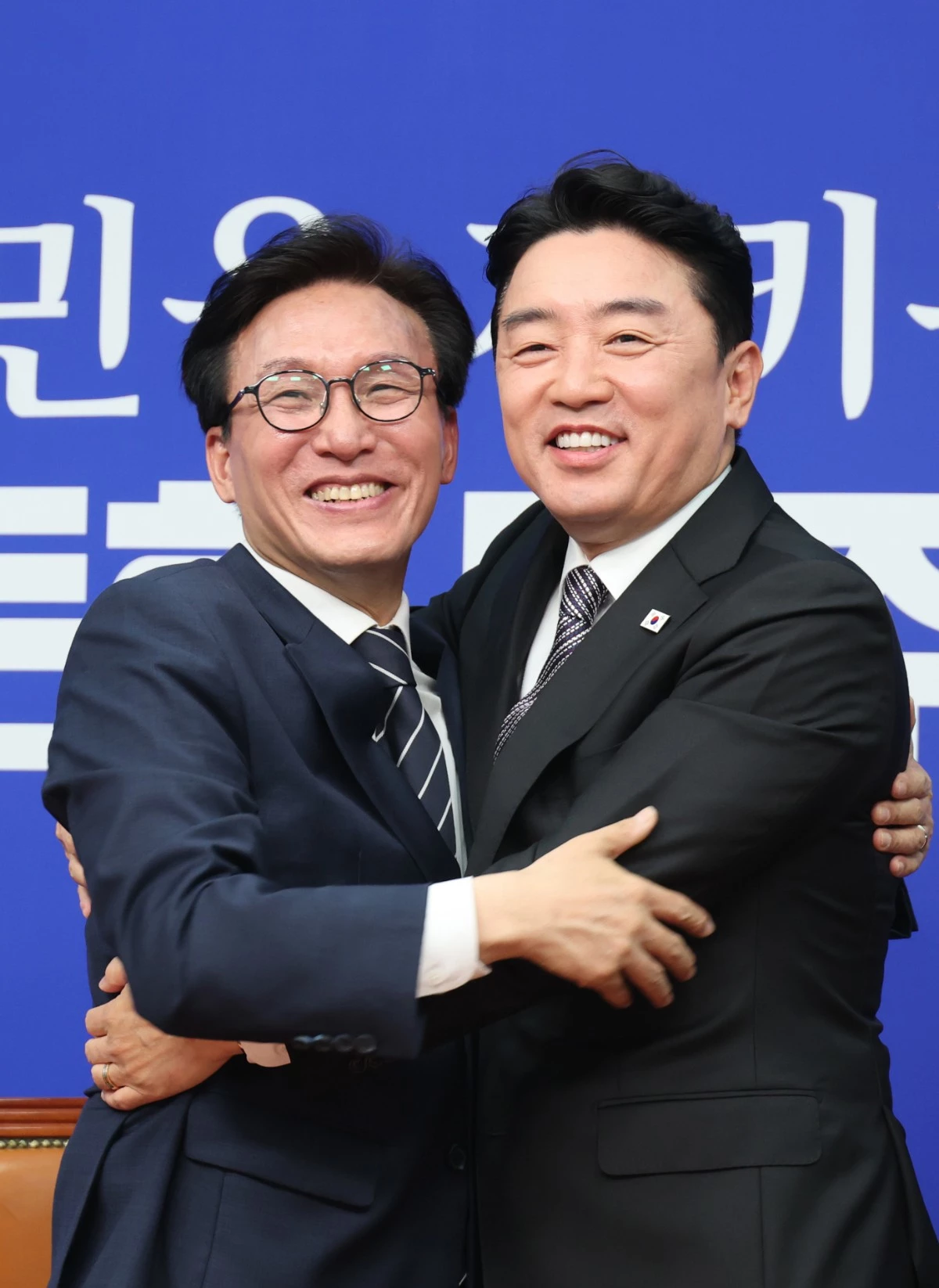 포옹한 김민석 당대표와 강훈식 비서실장. / 뉴스1