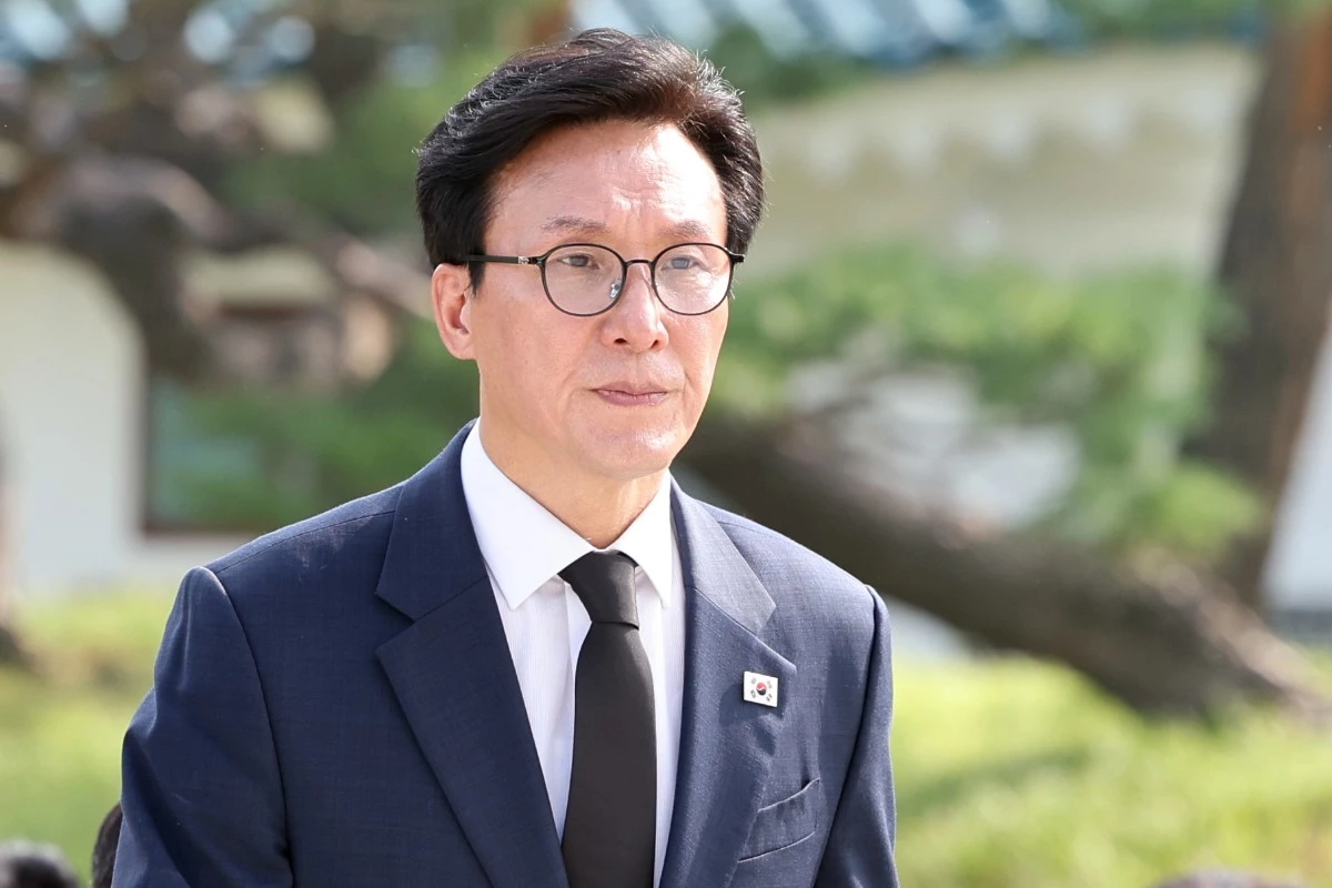 김민석 더불어민주당 신임 대표가 18일 오전 서울 동작구 국립서울현충원에서 신임 지도부와 현충탑 참배를 위해 발걸음을 옮기고 있다. / 뉴스1