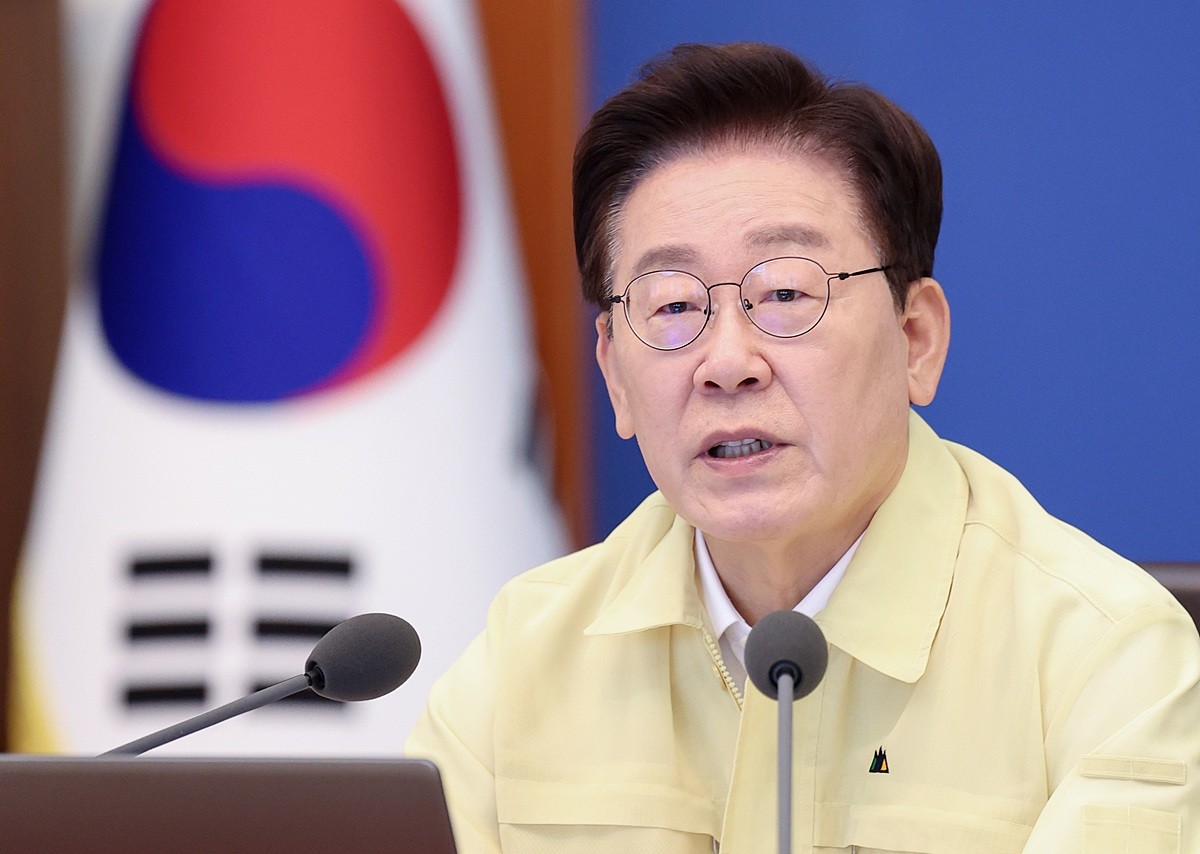 이재명 대통령 자료 사진. 국민 10명 가운데 6명 이상은 개헌 논의를 위해서는 이재명 대통령이 연임 포기 의사를 밝혀야 한다고 대답했다고 개혁신당이 자체 여론조사 결과를 토대로 18일 밝혔다. 개혁신당의 싱크탱크인 개혁연구원이 전날(17일) 전국 만 18세 이상 남녀 515명을 대상으로 실시한 여론조사 결과에 따르면 개헌 논의를 위해 이재명 대통령이 다시 대통령직에 도전하지 않겠다는 뜻을 먼저 밝혀야 하냐는 질문에 '밝혀야 한다'는 응답은 65.2%, '그럴 필요는 없다'는 응답은 30.1%였다. / 연합뉴스