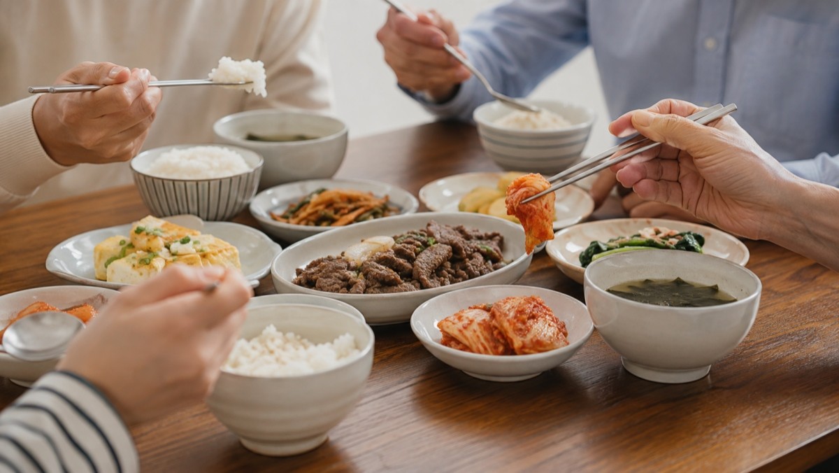 식사를 하고 있는 한국 가정의 모습을 표현한 자료사진. AI툴로 생성됐습니다.