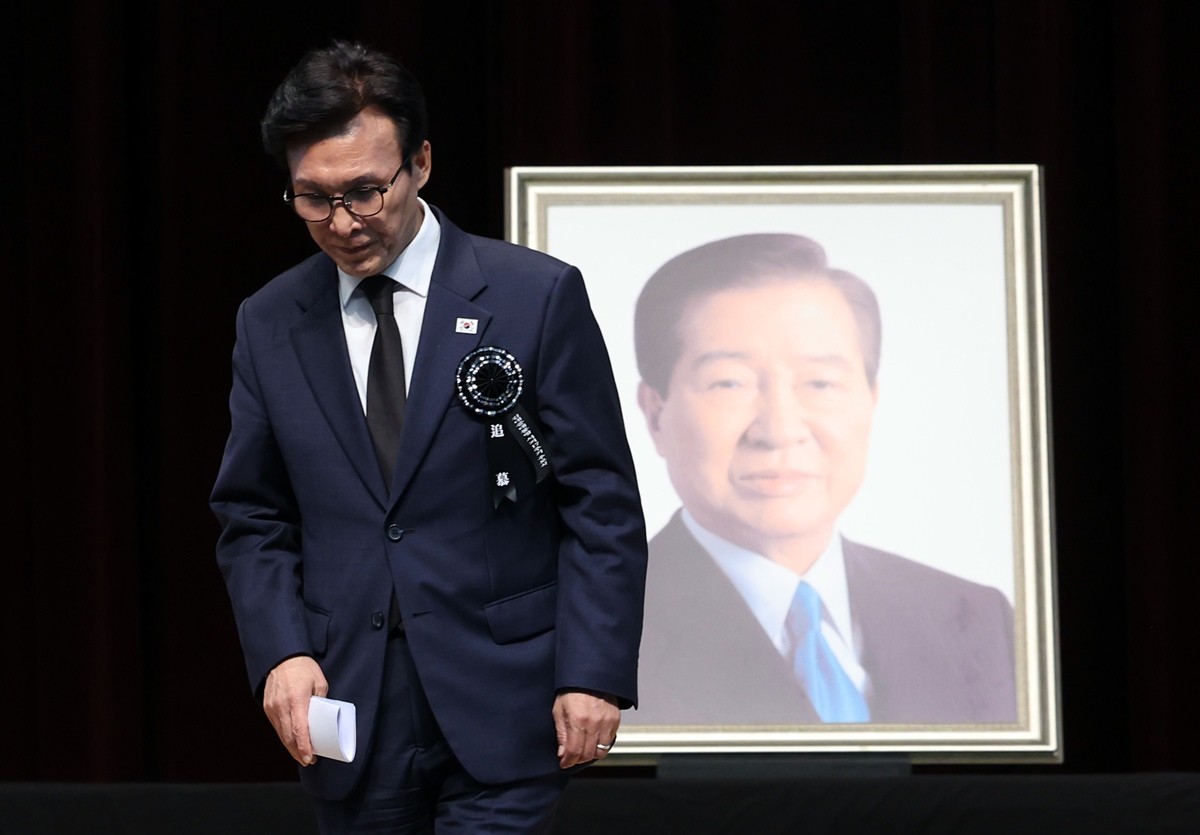 김민석 더불어민주당 대표가 18일 오전 서울 동작구 국립서울현충원 현충관에서 열린 김대중 대통령 서거 17주기 추모식에 참석해 추모사를 마친 뒤 이동하고 있다. 김 대표는 이날 추모사에서 '대통령의 막내 비서실장이 대통령 뒤를 이어 민주당 당 대표가 돼 인사드린다'라며 '공부하고, 숙고하고, 진중하고, 실사구시하고, 민생 우선하고, 평화 지향하는 우리는 모두 대통령의 제자'라고 말했다. / 뉴스1