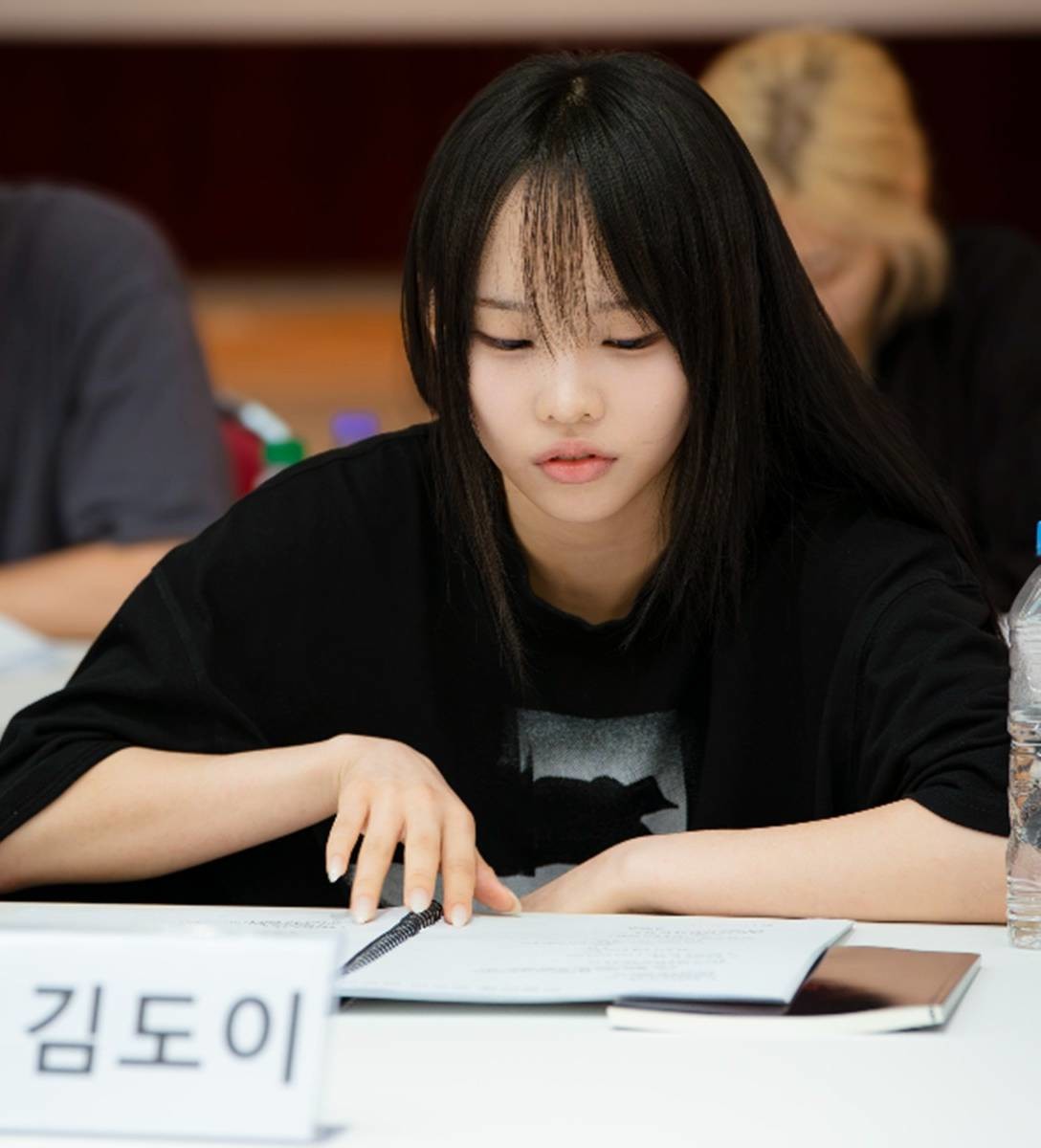 영화 '뱀피르' 대본 리딩 현장, 김도이...약 1000대 1에 달하는 글로벌 오디션 경쟁률을 뚫고 ‘뱀피르’의 여주인공으로 발탁 / 뉴(NEW) 제공
