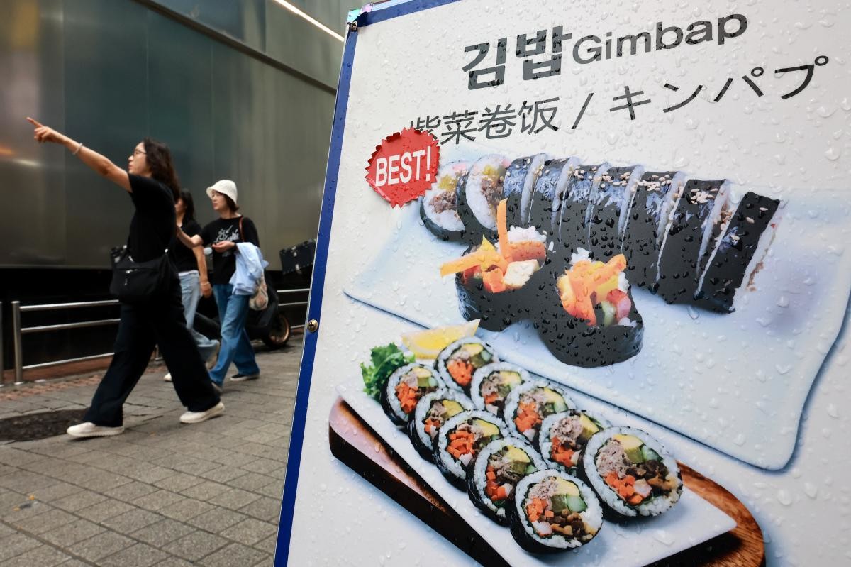 서울 명동의 한 음식점에 메뉴 안내문이 게시돼 있다. / 뉴스1