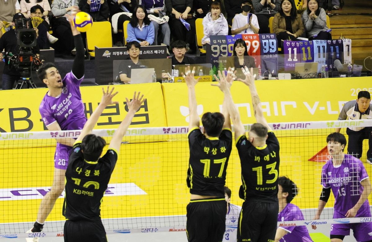 지난 시즌 준플레이오프에서 맞붙은 KB손해보험과 우리카드. / 연합뉴스