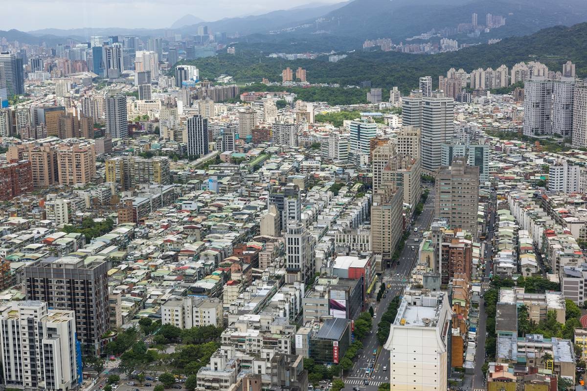 대만 타이베이 시내 모습. 기사 이해를 돕기 위한 자료 사진. 대만 총통이 내년 자국의 모든 국민에게 1인당 1만 대만달러(약 44만 원)의 현금을 지급하겠다는 계획을 밝힌 것으로 전해졌다. 라이칭더 대만 총통은 인공지능(AI), 고성능컴퓨팅(HPC), 클라우드 서비스에 대한 전 세계적 수요의 증가 등으로 인한 자국 경제 성장의 열매를 국민 1인당 1만 대만달러를 지급하는 'AI 보너스'를 통해 자국 모든 국민이 함께 누리도록 하겠다고 말했다. / leungchopan-shutterstock.com