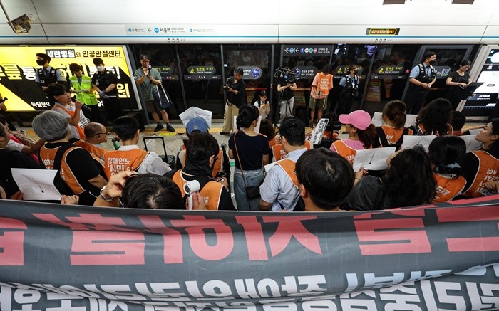 전국장애인차별철폐연대(전장연) 활동가들이 18일 오전 서울 중구 지하철 4호선 서울역에서 '72차 출근길 지하철 탑니다' 시위를 하고 있다. 2026.8.18/뉴스1