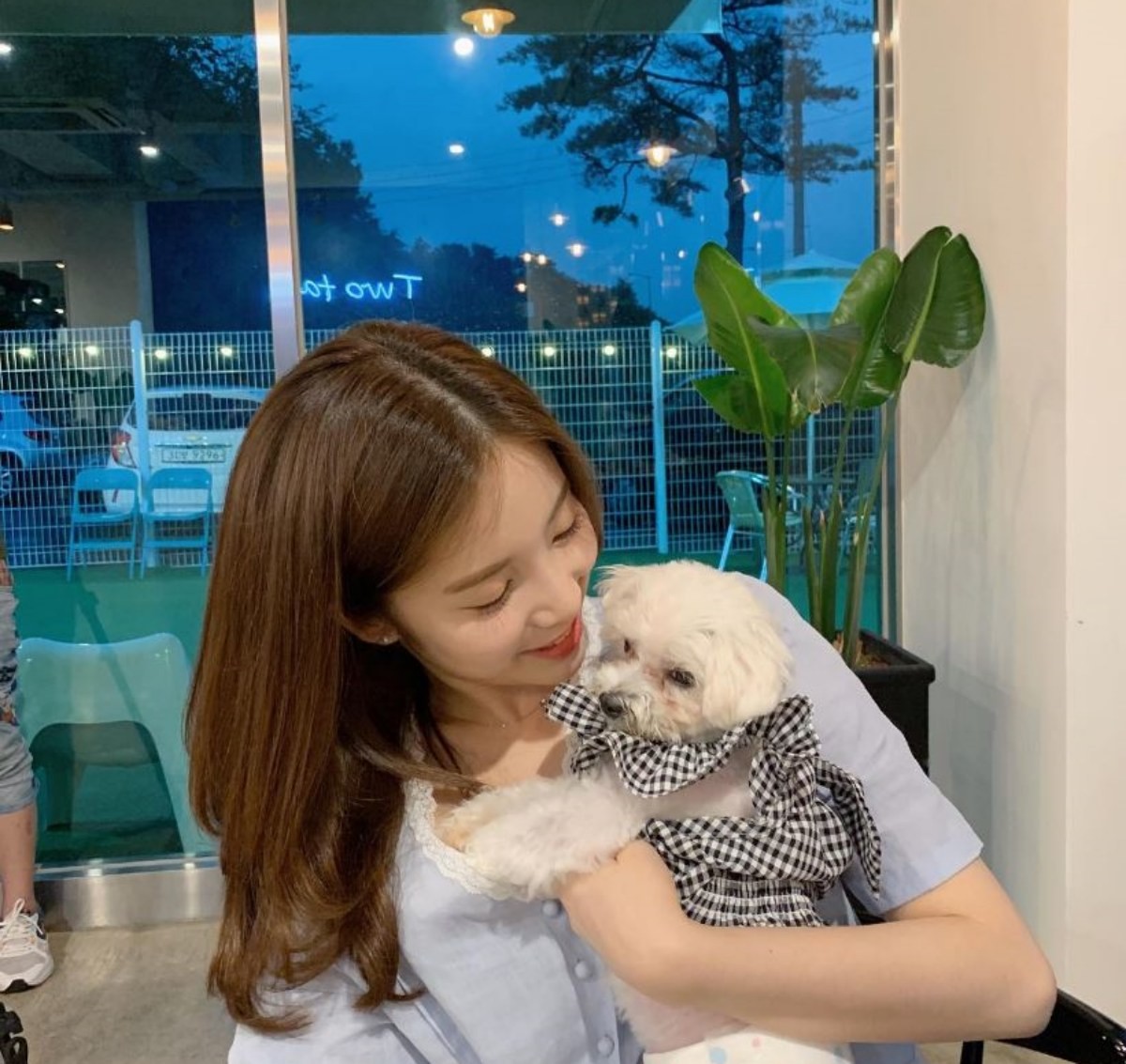 그룹 에이프릴 출신 배우 윤채경. 윤채경은 지난 17일 자신의 인스타그램 스토리를 통해 팬들과 질의응답을 진행했고, 한 팬이 최근 어떻게 지내고 있는지 묻자 윤채경은 '세상에서 제일 믿었던 사람한테 뒤통수 제대로 맞고 배신당해서 아직도 못 헤어나오고 있다'고 답한 바 있다. / 윤채경 인스타그램