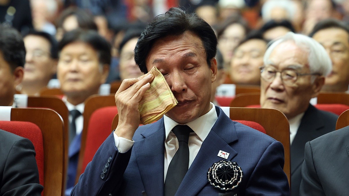 눈물 훔치는 김민석 더불어민주당 신임 대표 / 뉴스1