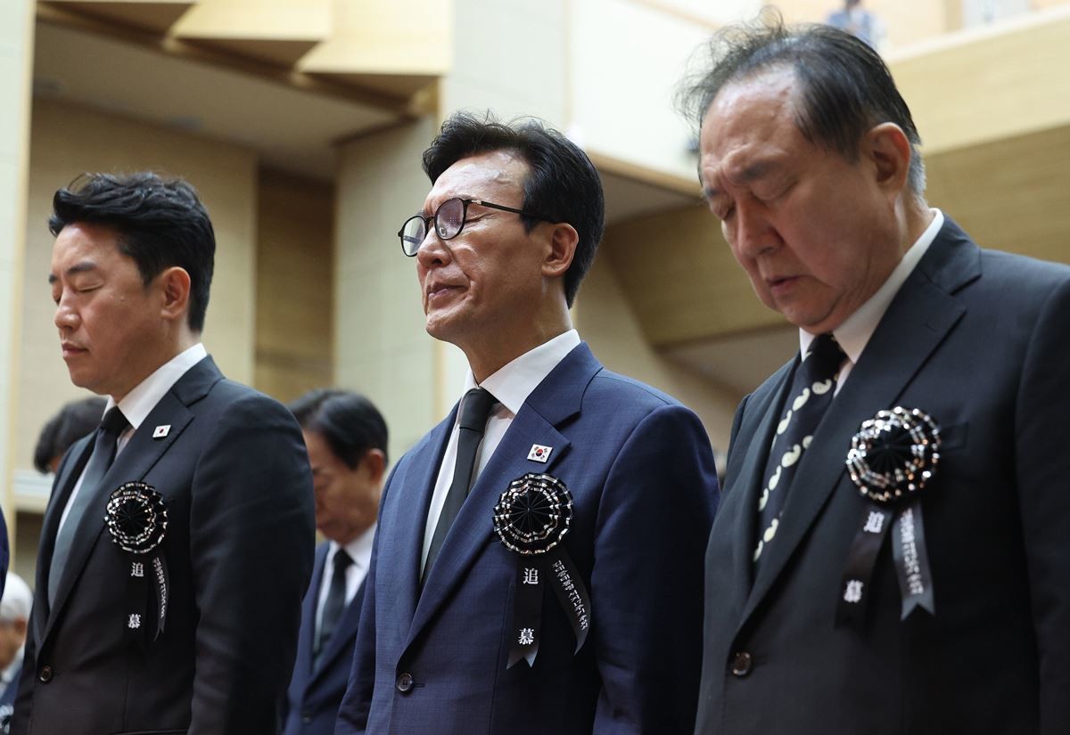 김민석 더불어민주당 대표와 강훈식 비서실장 등이 18일 서울 동작구 국립서울현충원 현충관에서 열린 김대중 대통령 서거 17주기 추모식에서 묵념을 하고 있는 모습 / 뉴스1
