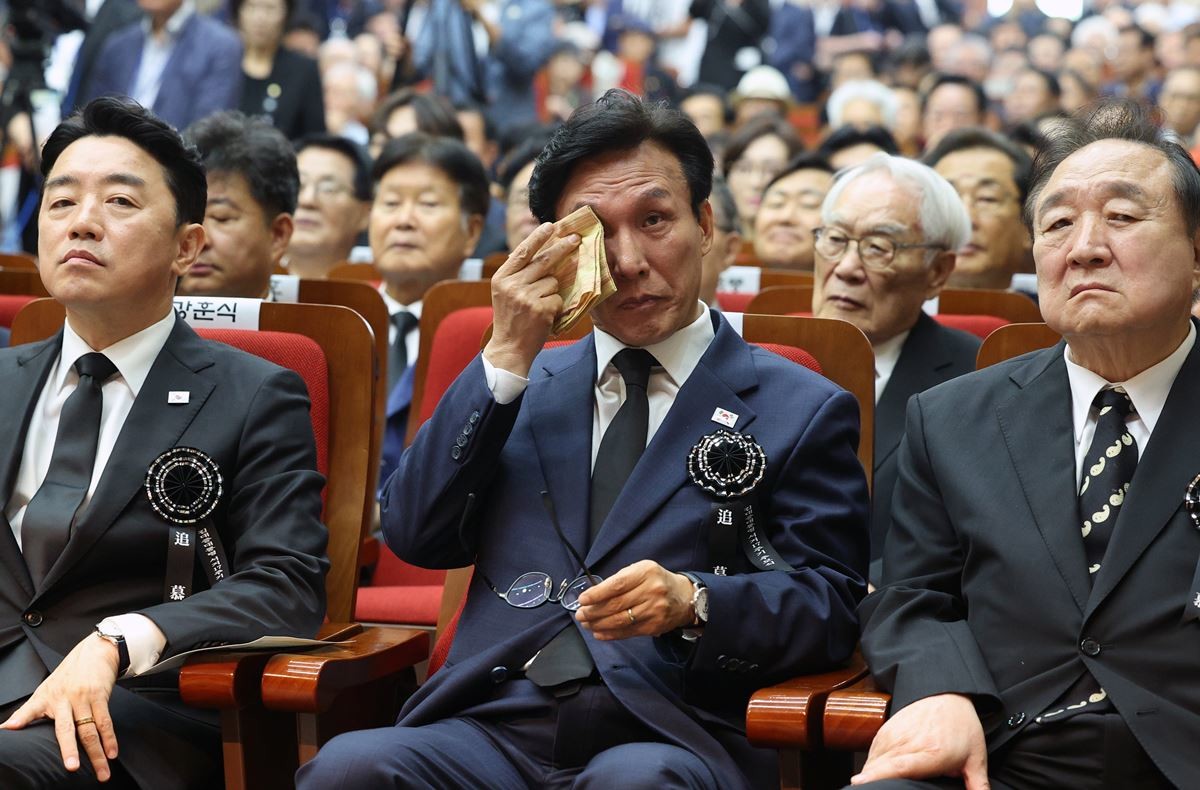 김민석 더불어민주당 대표가 18일 서울 동작구 국립서울현충원 현충관에서 열린 김대중 대통령 서거 17주기 추모식에서 눈물을 훔치고 있다. / 뉴스1
