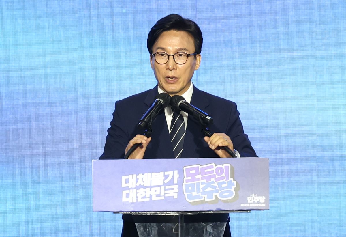 김민석 더불어민주당 신임 당대표가 지난 17일 대전 컨벤션센터에서 열린 제3회 더불어민주당 정기 전국당원대회에서 당 대표로 선출된 뒤 수락연설을 하고 있다. / 뉴스1