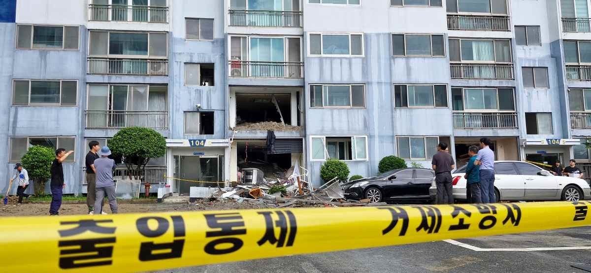 18일 극한 호우로 발생한 산사태 피해를 입은 경남 거제시 옥포동의 한 아파트에서 관계자들이 긴급 안전 점검을 하고 있다. / 뉴스1