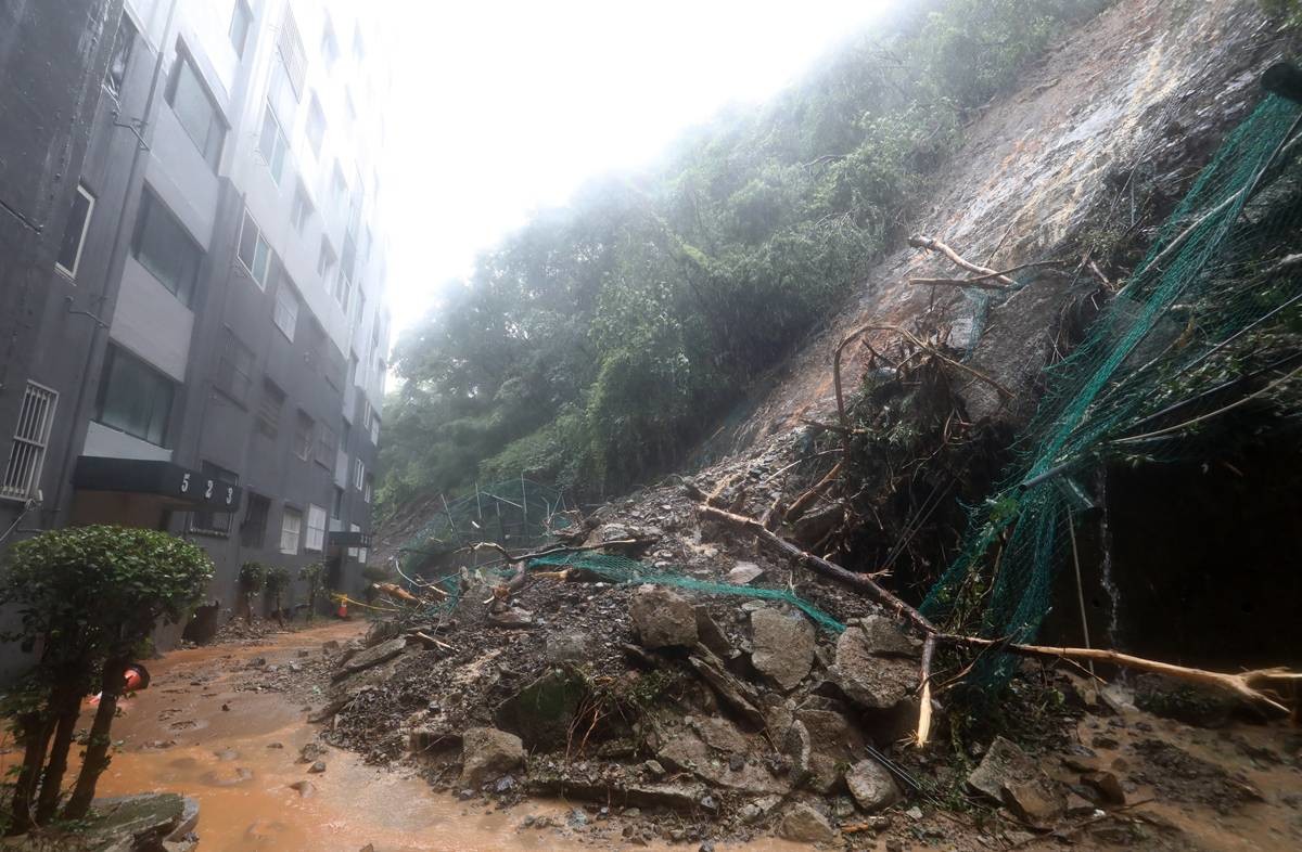 지난 17일 경남 거제시 옥포동의 한 아파트 인근에서 산사태가 발생해 토사가 아파트 주변으로 쏟아져 있다 / 뉴스1