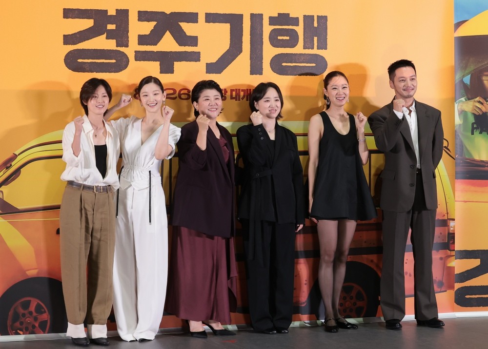 (왼쪽부터)배우 이연과 박소담, 이정은, 김미조 감독, 공효진, 변요한이 13일 오후 서울 송파구 롯데시네마 월드타워점에서 열린 영화 ‘경주기행’ 언론배급시사회 및 기자간담회에서 포즈를 취하고 있다. ‘경주기행’은 수학여행에서 돌아오지 못한 막내딸 경주를 위해 8년의 기다림 끝에 죽이는 여행을 떠난 네 모녀의 가족 복수극이다. / 뉴스1