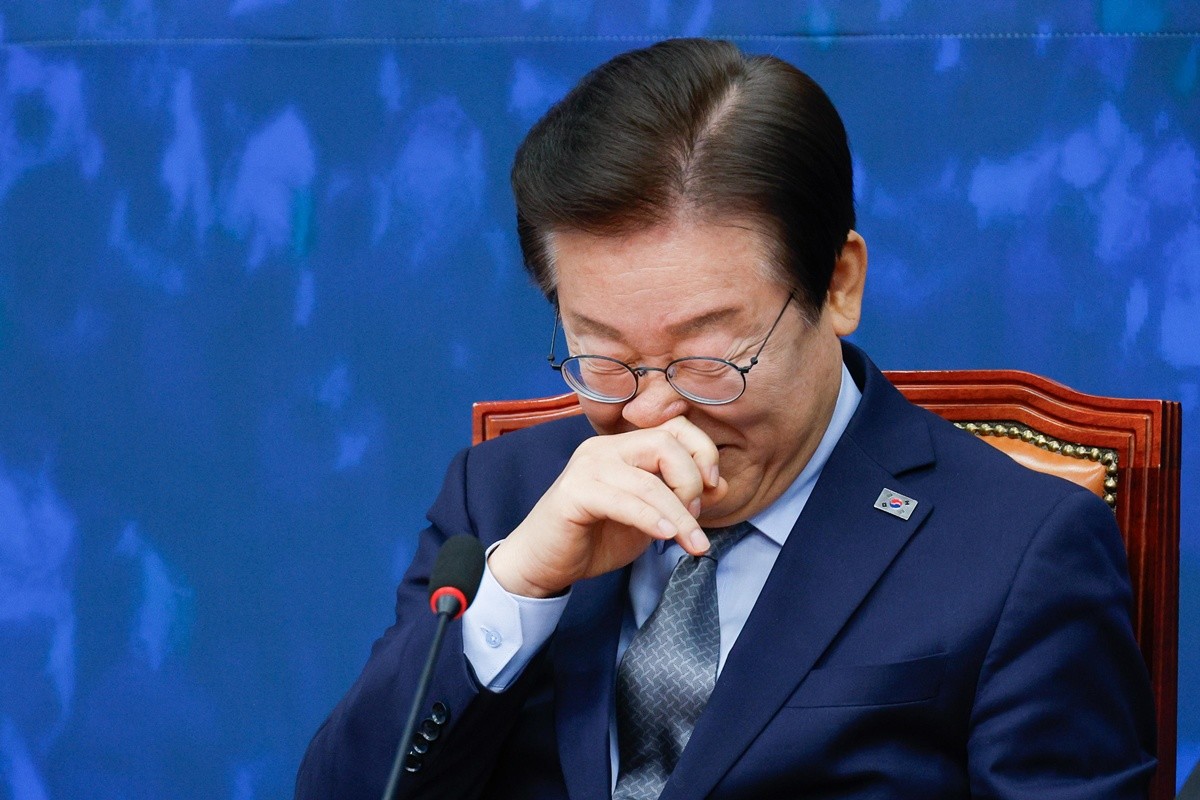 이재명 대통령이 더불어민주당 대표 시절인 2014년 11월 당 최고위원회의에서 웃음을 짓고 있다. / 뉴스1