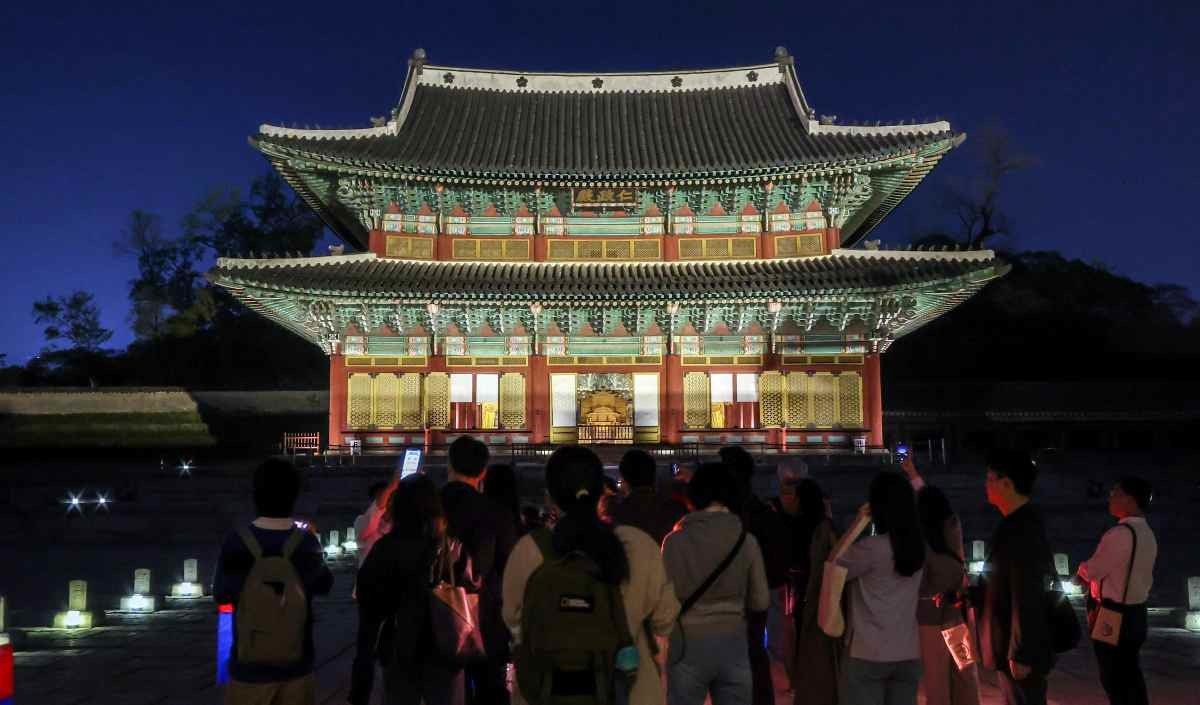 지난 4월 서울 종로구 창덕궁에서 열린 달빛기행 사전행사에서 참가자들이 인정전을 들러보고 있다. 지난 2010년부터 시작된 달빛기행은 밤길을 밝히는 청사초롱을 들고 전문 해설사와 함께 금천교, 인정전, 낙선재 등 궁궐 곳곳을 즐기는 프로그램이다.  / 뉴스1