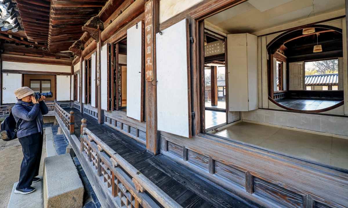 지난 3월 서울 종로구 창덕궁을 찾은 관광객이 창덕궁을 관람하고 있다. 국가유산청은 이날부터 4월 5일까지 ‘창덕궁 빛·바람 들이기’ 행사를 운영한다고 밝혔다.  / 뉴스1