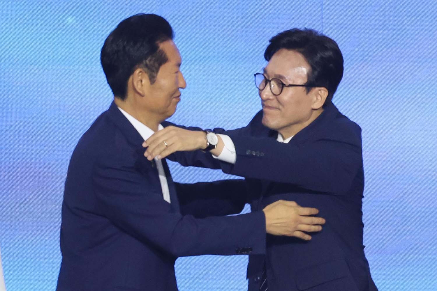 김민석 신임 더불어민주당 대표가 17일 오후 대전 유성구 DCC대전컨벤션센터에서 열린 '더불어민주당 제3차 정기전국당원대회'에서 정청래 후보와 포옹을 하고 있다. /뉴스1