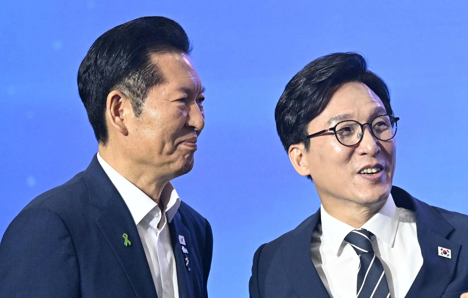 더불어민주당의 정청래(왼쪽) 의원과 김민석 대표. 17일 오후 대전 유성구 DCC대전컨벤션센터에서 열린 전당대회에서 촬영한 사진. /뉴스1