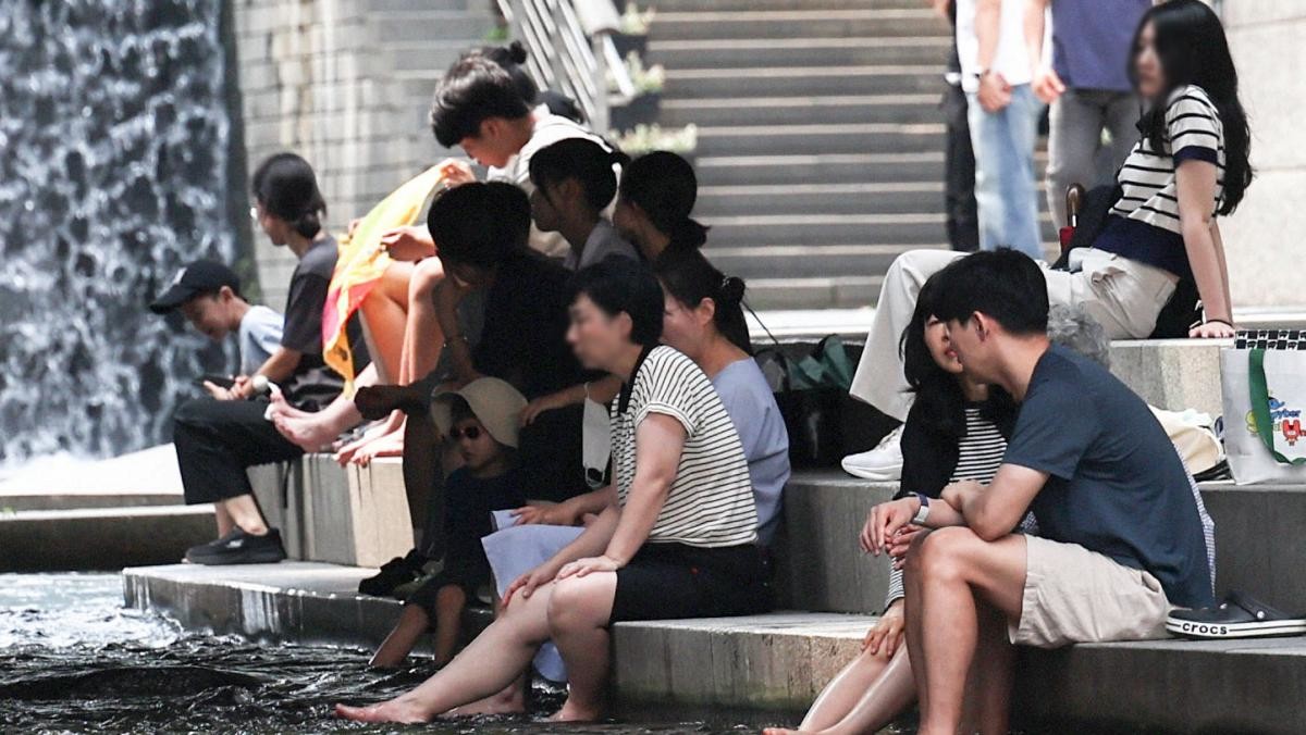 서울 일부 지역에 폭염주의보가 다시 발효된 18일 서울 청계천에서 시민들이 휴식을 취하고 있다. / 뉴스1