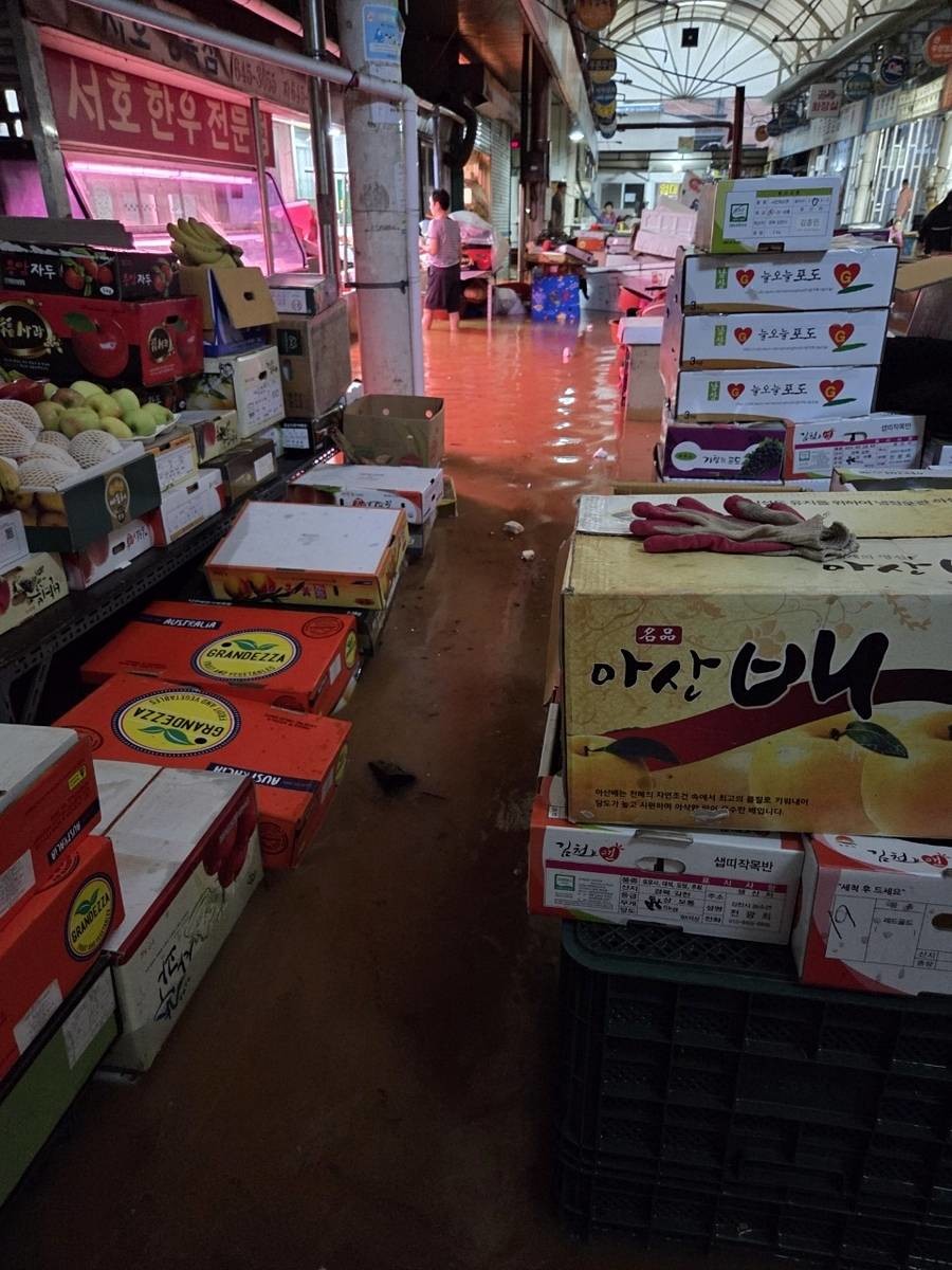 지난 17일 침수된 통영 서호전통시장 내부 / 연합뉴스
