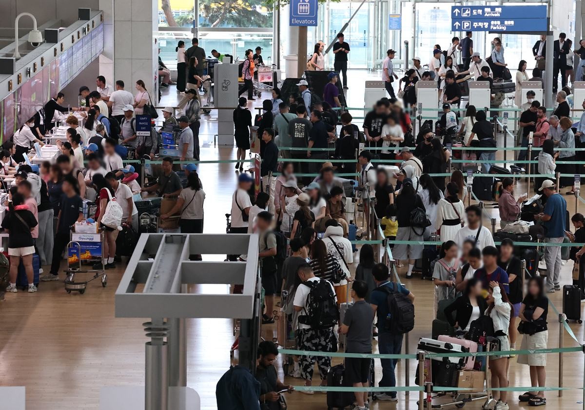 인천국제공항 제1여객터미널 출국장이 여름 성수기 휴가철을 맞아 해외로 떠나려는 여행객들로 북적이고 있다. 기사 이해를 돕기 위한 자료 사진. 인천국제공항공사는 최근 일부 출국장에서 발생한 집단 새치기 행위를 막기 위해 안전 펜스를 설치했다고 18일 밝혔다. 인천국제공항공사는 최근 인천공항 제1여객터미널 3층 출국장 E 카운터 진입로에 안전 펜스를 설치하고 시인성을 확보하기 위한 시트지 부착을 완료했다고 밝혔다. 이와 관련해 인천국제공항공사 관계자는 '새치기 문제가 추가로 발생하지는 않고 있다'라며 '승객 안전 관리와 질서 유지에 힘쓰겠다'라고 밝혔다. / 뉴스1