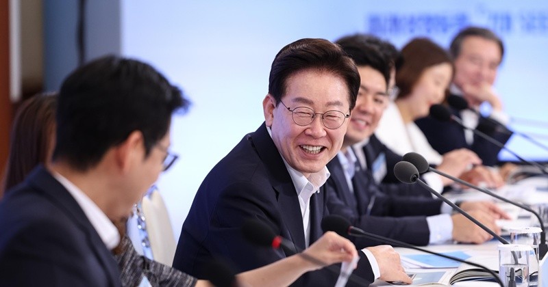 이재명 대통령이 12일 청와대에서 열린 미래성장동력 7대SEED 보고회에서 미소를 짓고 있다. 2026.8.12/뉴스1