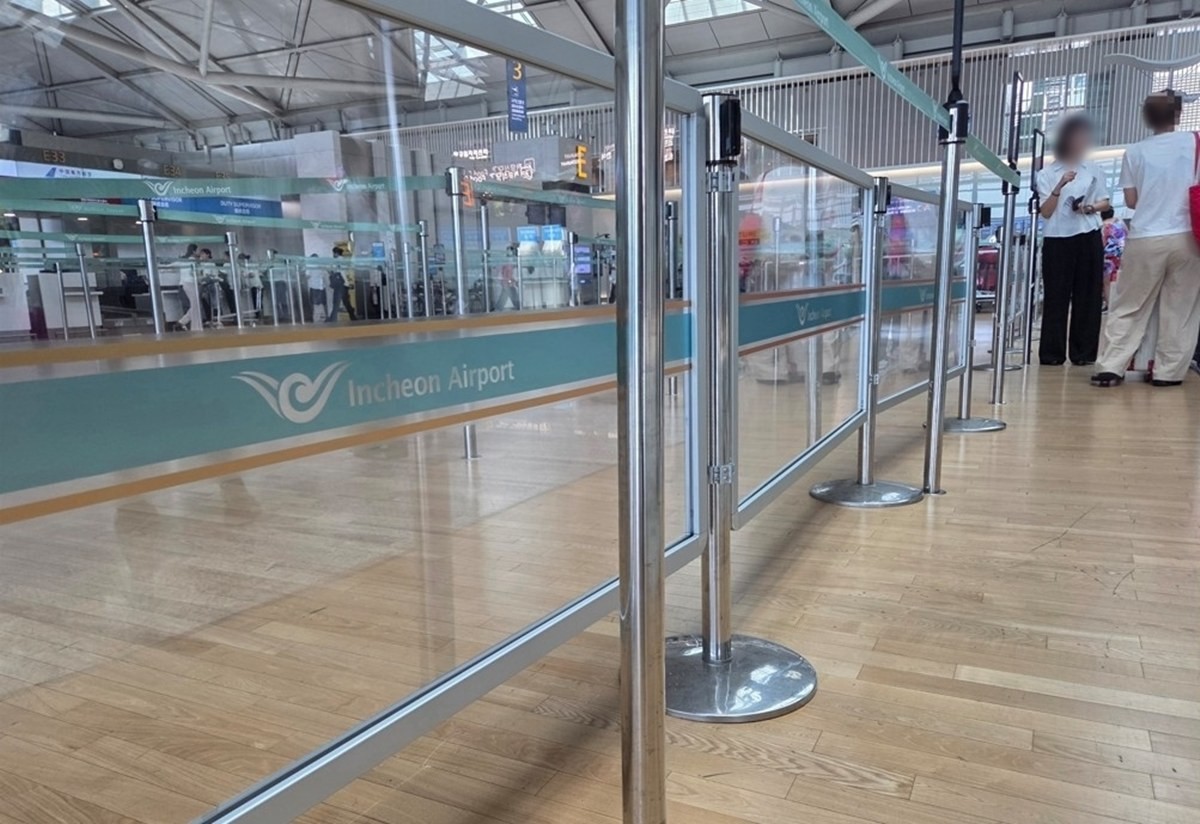 인천공항 제1여객터미널 출국장에 설치된 안전 펜스 모습. 인천국제공항공사는 최근 일부 출국장에서 발생한 집단 새치기 행위를 막기 위해 안전 펜스를 설치했다고 18일 밝혔다. 인천국제공항공사는 최근 인천공항 제1여객터미널 3층 출국장 E 카운터 진입로에 안전 펜스를 설치하고 시인성을 확보하기 위한 시트지 부착을 완료했다고 밝혔다. 이와 관련해 인천국제공항공사 관계자는 '새치기 문제가 추가로 발생하지는 않고 있다'라며 '승객 안전 관리와 질서 유지에 힘쓰겠다'라고 밝혔다. / 연합뉴스