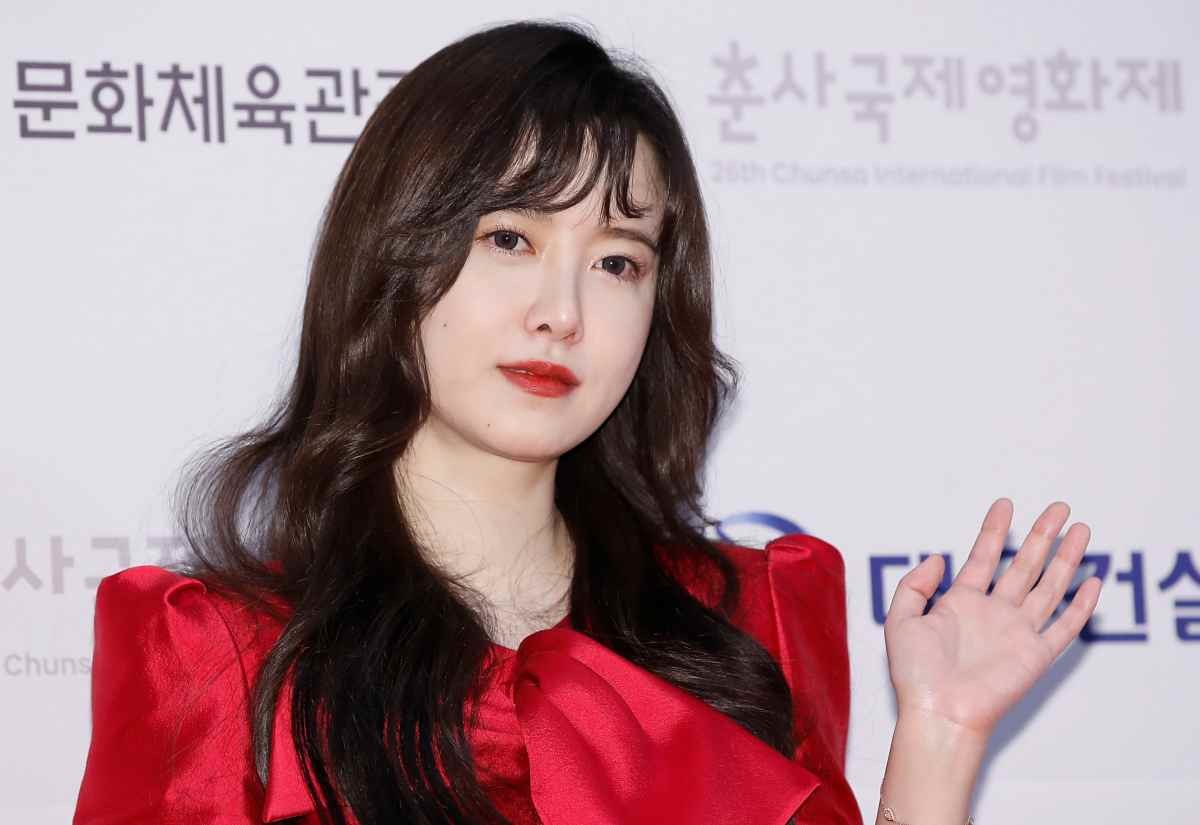 배우 구혜선이 2021년 서울 강남구 CGV 청담씨네시티에서 열린 ‘제26회 춘사국제영화제’ 레드카펫 행사에 참석해 포즈를 취하고 있다. / 뉴스1
