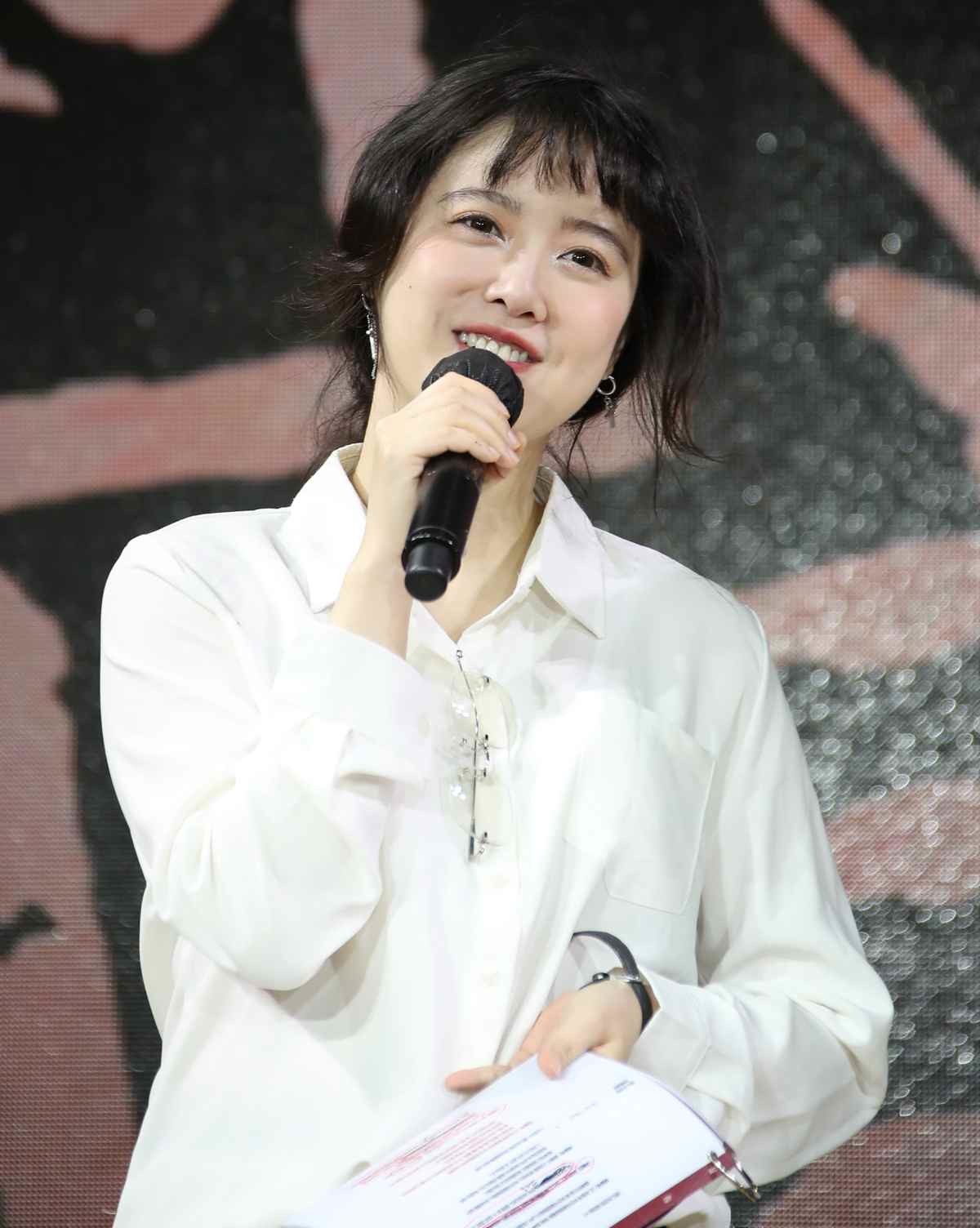 배우 겸 감독 구혜선이 2024년 부산 중구 비프광장 야외무대에서 열린 ‘제29회 부산국제영화제’ 전야제에 참석해 진행을 하고 있다. / 뉴스1