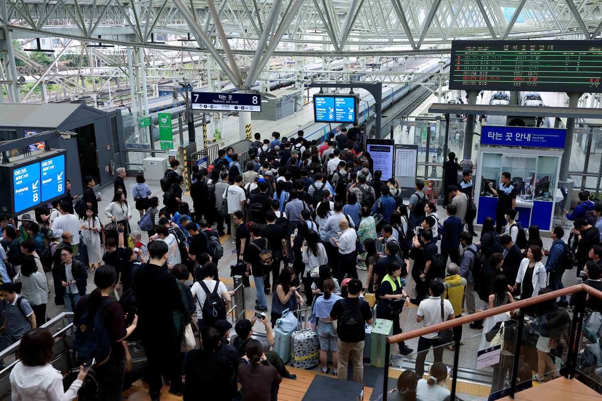 붐비고 있는 열차 탑승 현장 / 뉴스1