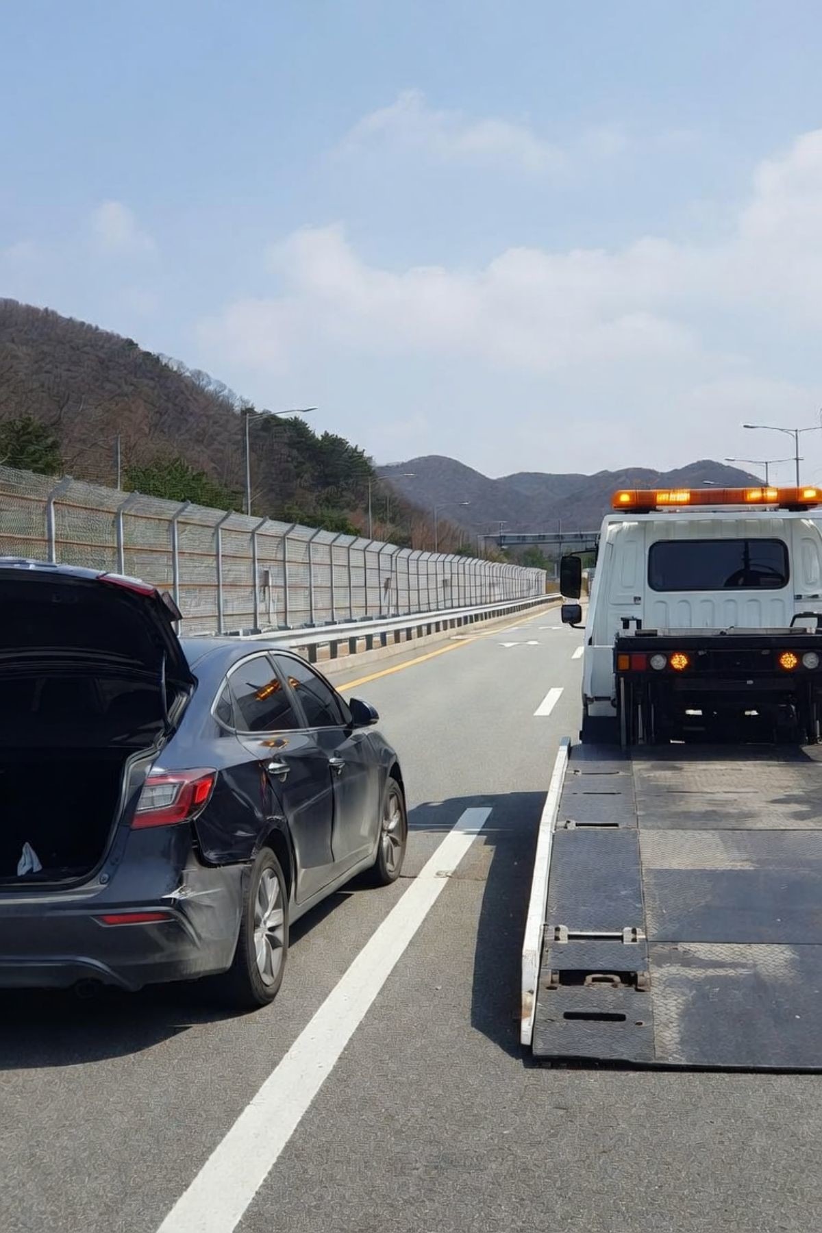 고속도로에서의 갑작스러운 사고. 기사 내용 토대로 AI툴 활용해 제작한 자료사진.