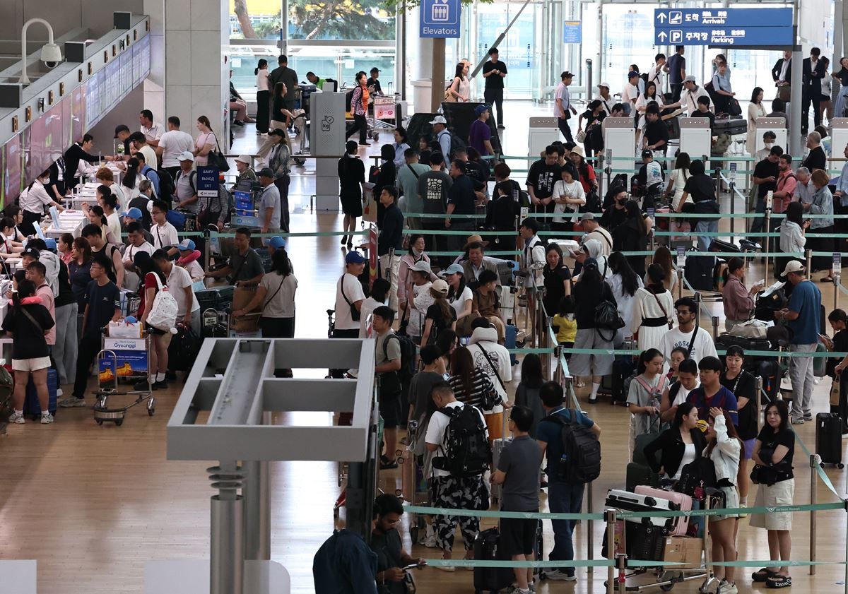 휴가철 북적이는 인천공항 출국장 / 뉴스1