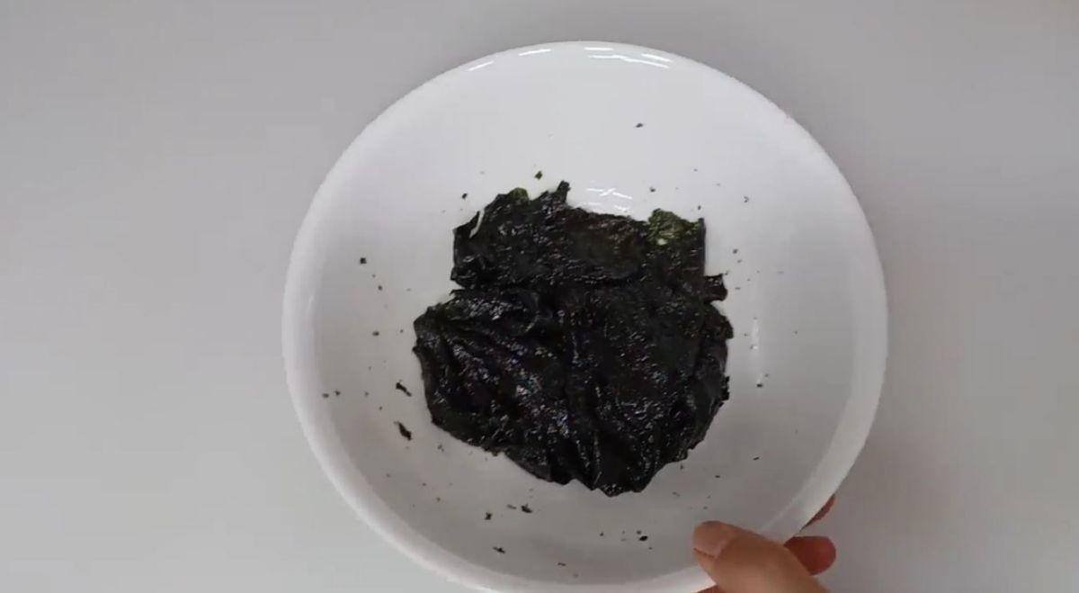 김을 물에 불린 모습. 김을 그릇에 담고 물을 부어 부드럽게 만든다. 김을 부드럽게 만들었다면 불린 물은 모두 버려준다. / 유튜브 '주부나라'